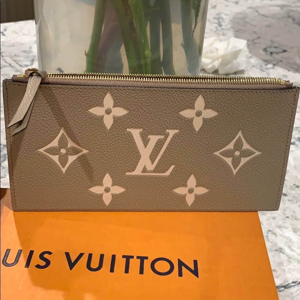 Louis Vuitton - Picture 1 of 2